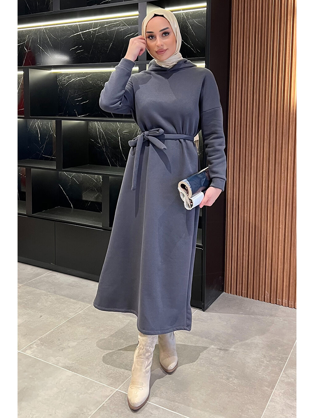 Antrasit Kapüşonlu Üç İplik Şardonlu Kuşaklı Tesettür Elbise-1