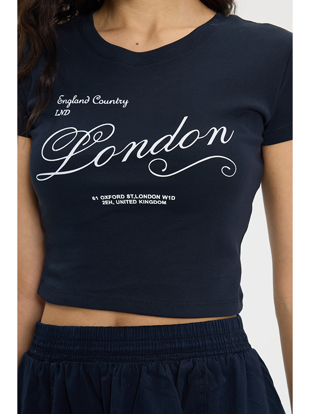 Kadın Slim Fit Dar Kesim %100 Pamuk Bisiklet Yaka Kısa Kollu Baskılı Lacivert Crop Tişört-4