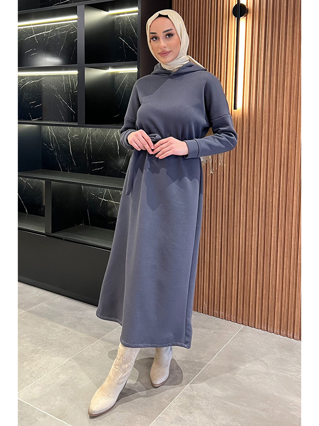 Antrasit Kapüşonlu Üç İplik Şardonlu Kuşaklı Tesettür Elbise-3