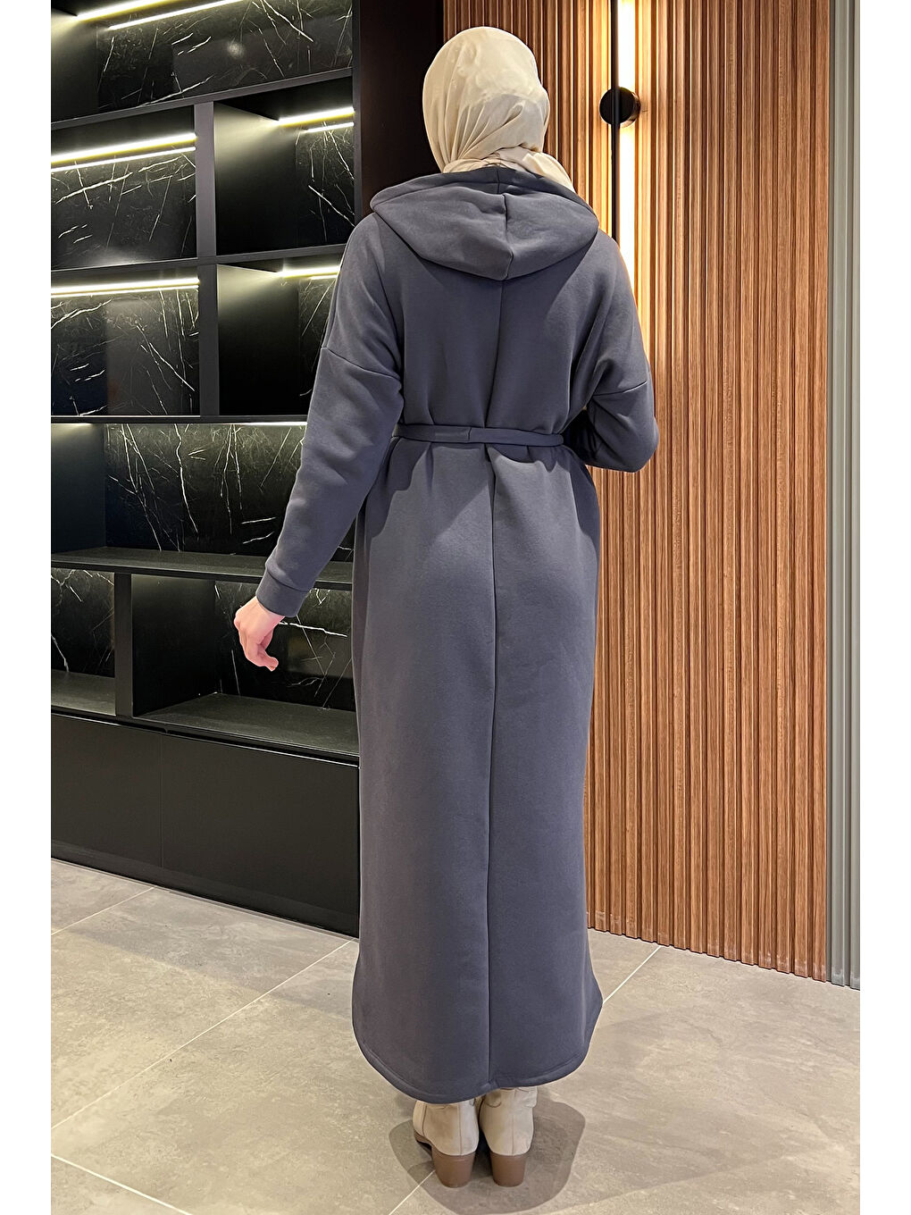 Antrasit Kapüşonlu Üç İplik Şardonlu Kuşaklı Tesettür Elbise-4