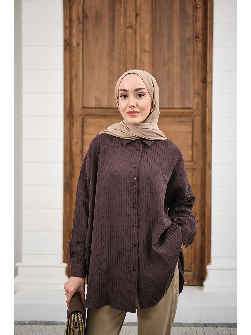 Kadın Pul Detaylı Kendinden Desen Gömlek Kahverengi-3