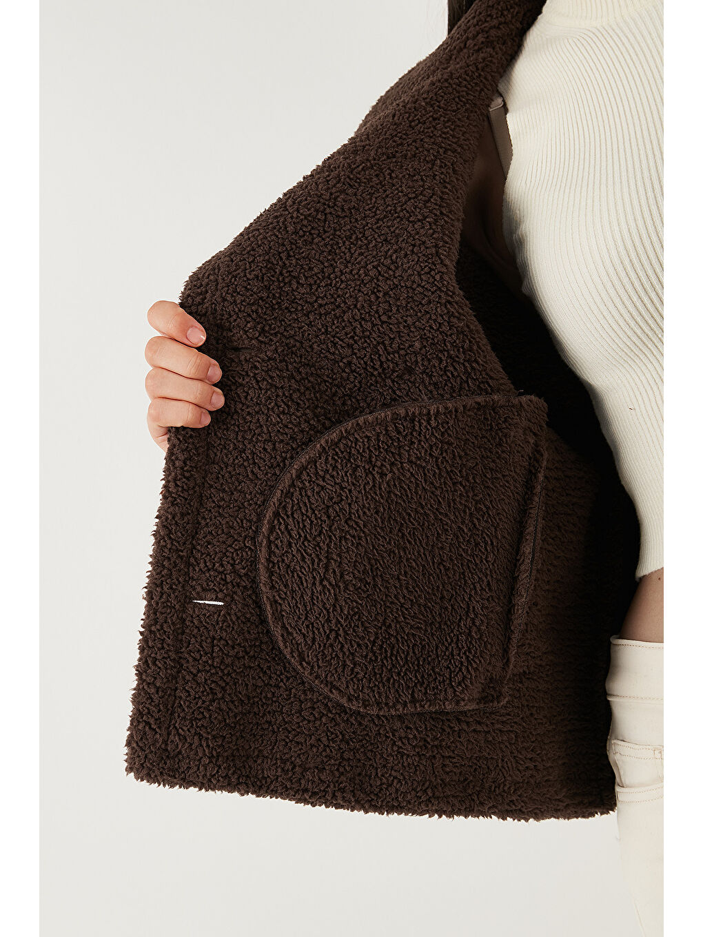 Kahverengi Oversize Kruvaze Yaka Pelüş Detaylı Suni Deri Biker Ceket Mont 6810247-5