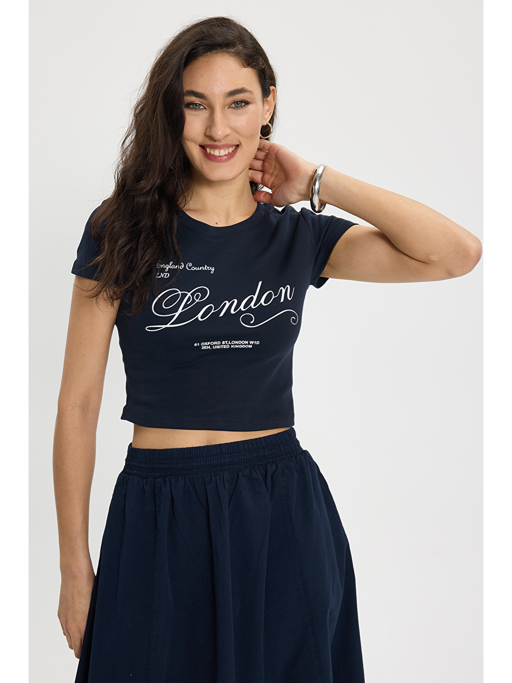 Kadın Slim Fit Dar Kesim %100 Pamuk Bisiklet Yaka Kısa Kollu Baskılı Lacivert Crop Tişört-6