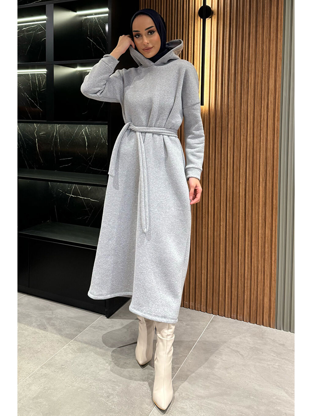 Gri Kapüşonlu Üç İplik Şardonlu Kuşaklı Tesettür Elbise-1