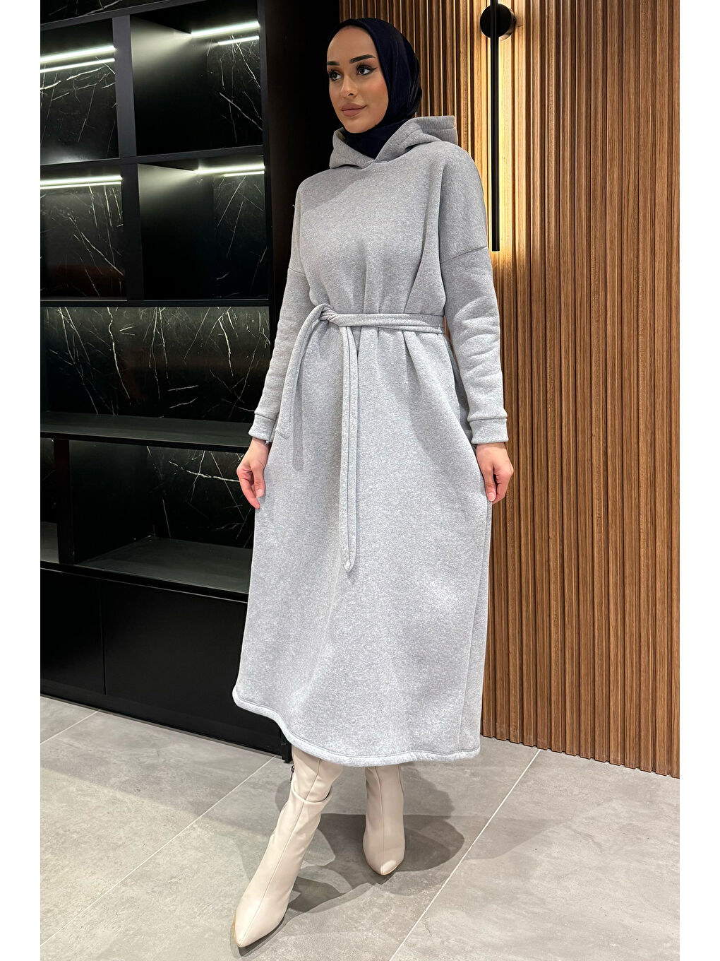 Gri Kapüşonlu Üç İplik Şardonlu Kuşaklı Tesettür Elbise-2