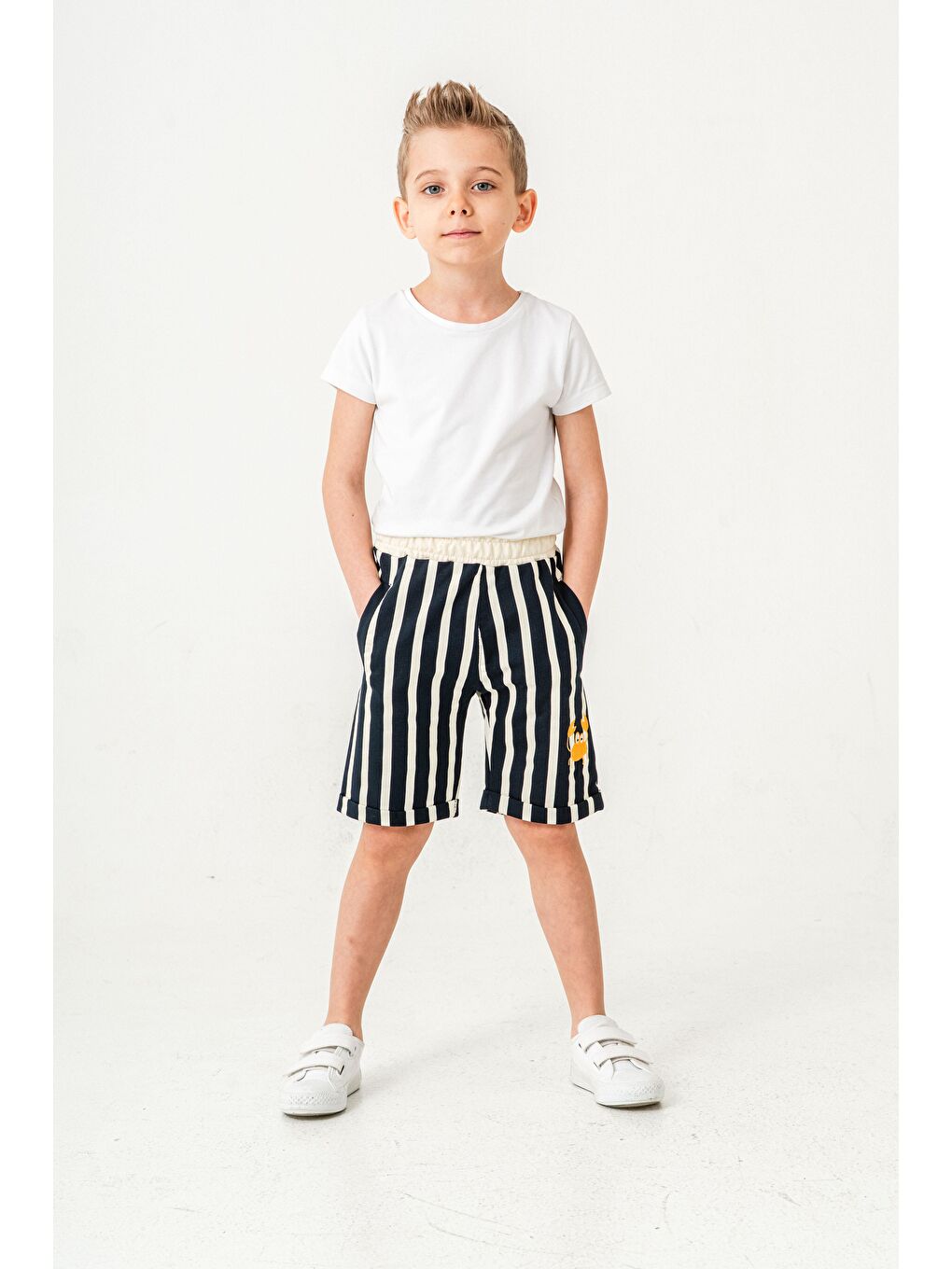 Ekru Tüm Alan Çizgili Yengeç Baskılı Erkek Çocuk Şort