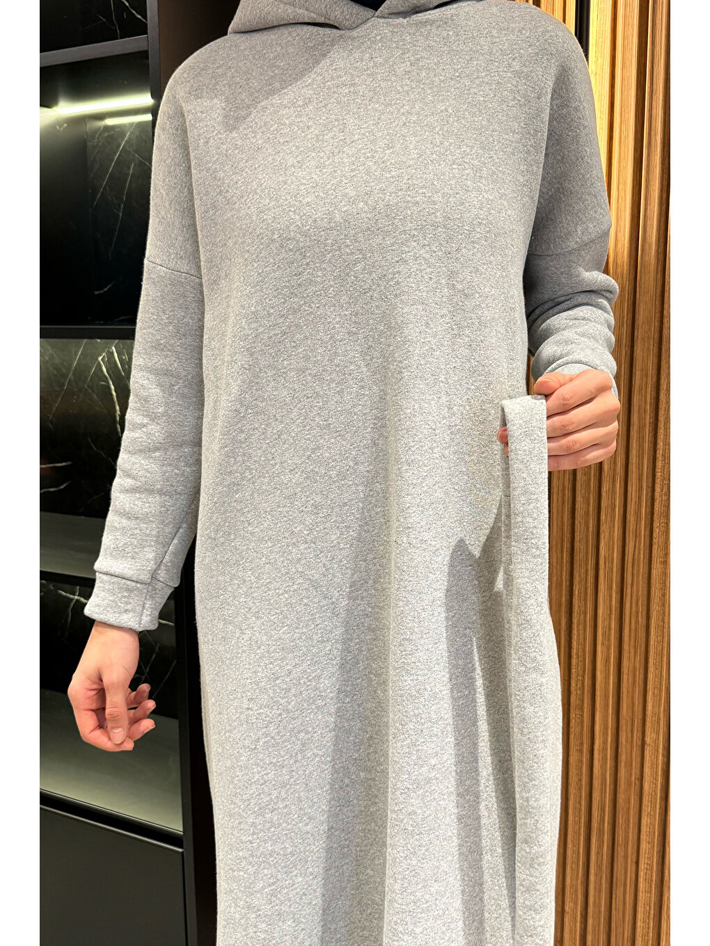 Gri Kapüşonlu Üç İplik Şardonlu Kuşaklı Tesettür Elbise-4