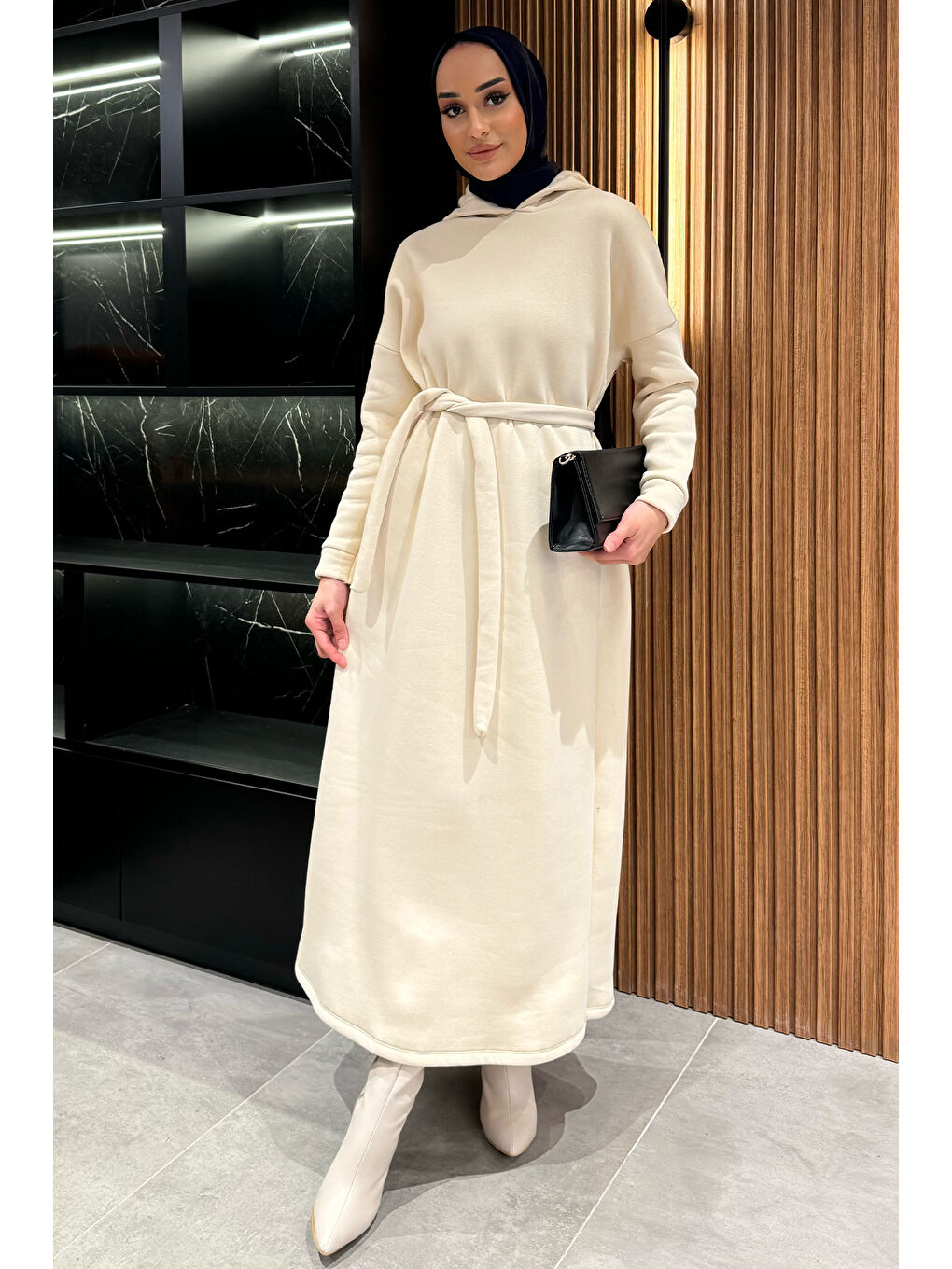 Ekru Kapüşonlu Üç İplik Şardonlu Kuşaklı Tesettür Elbise-1