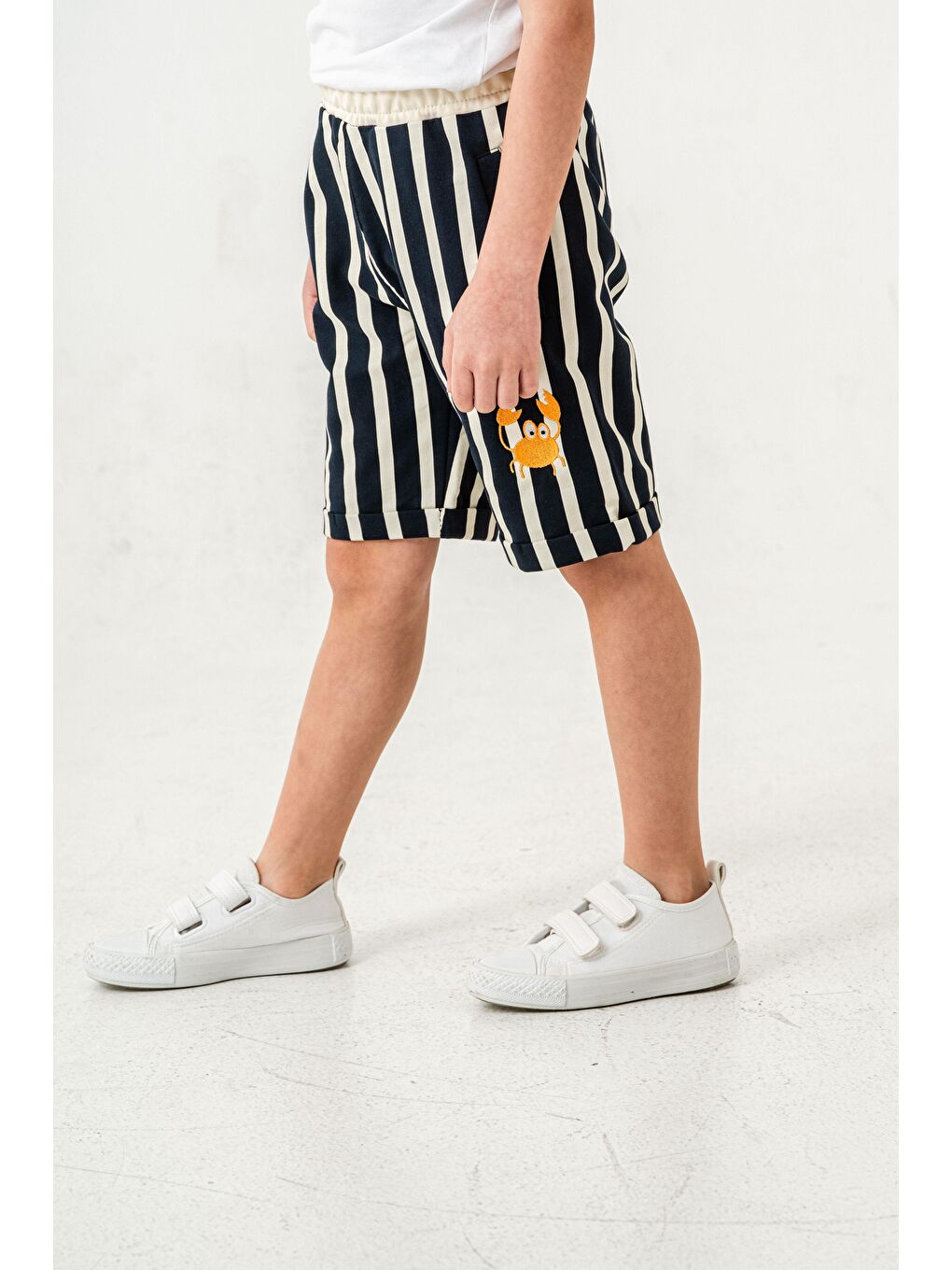 Ekru Tüm Alan Çizgili Yengeç Baskılı Erkek Çocuk Şort-3