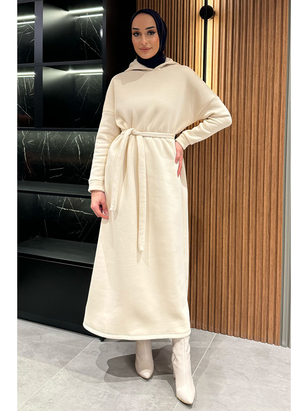 Ekru Kapüşonlu Üç İplik Şardonlu Kuşaklı Tesettür Elbise-3
