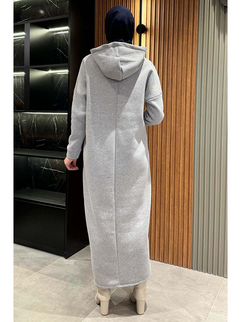 Gri Kapüşonlu Üç İplik Şardonlu Kuşaklı Tesettür Elbise-6