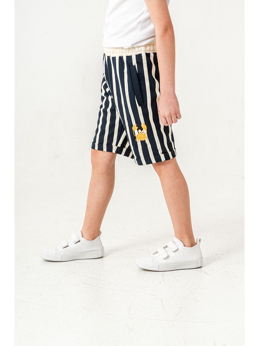 Ekru Tüm Alan Çizgili Yengeç Baskılı Erkek Çocuk Şort-4