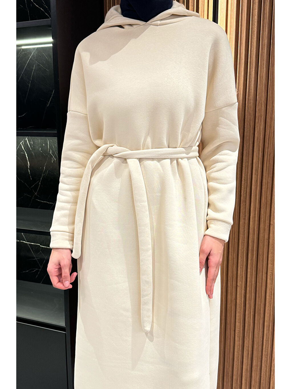 Ekru Kapüşonlu Üç İplik Şardonlu Kuşaklı Tesettür Elbise-4