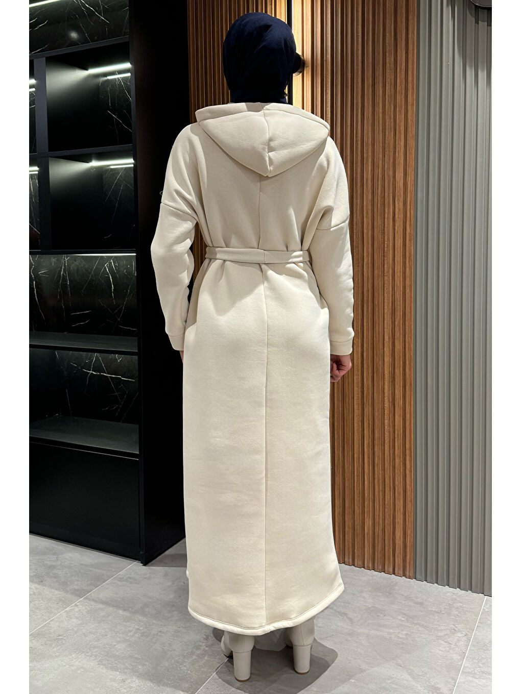 Ekru Kapüşonlu Üç İplik Şardonlu Kuşaklı Tesettür Elbise-6