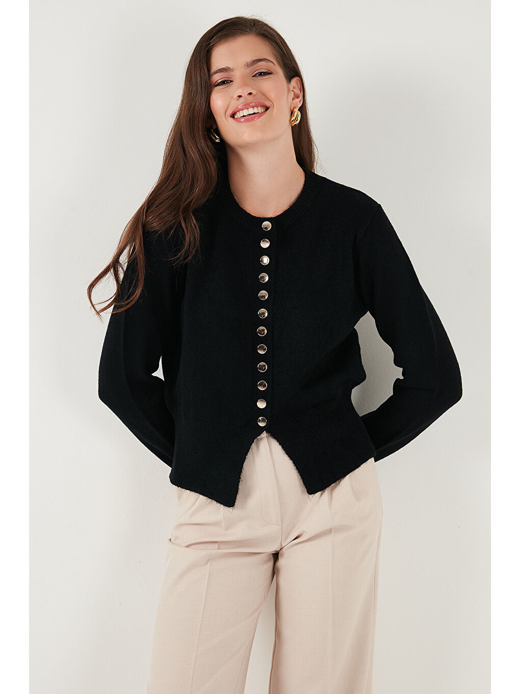 Siyah Premium Comfort Fit Yuvarlak Yaka Crop Triko Hırka 680HI00164-1