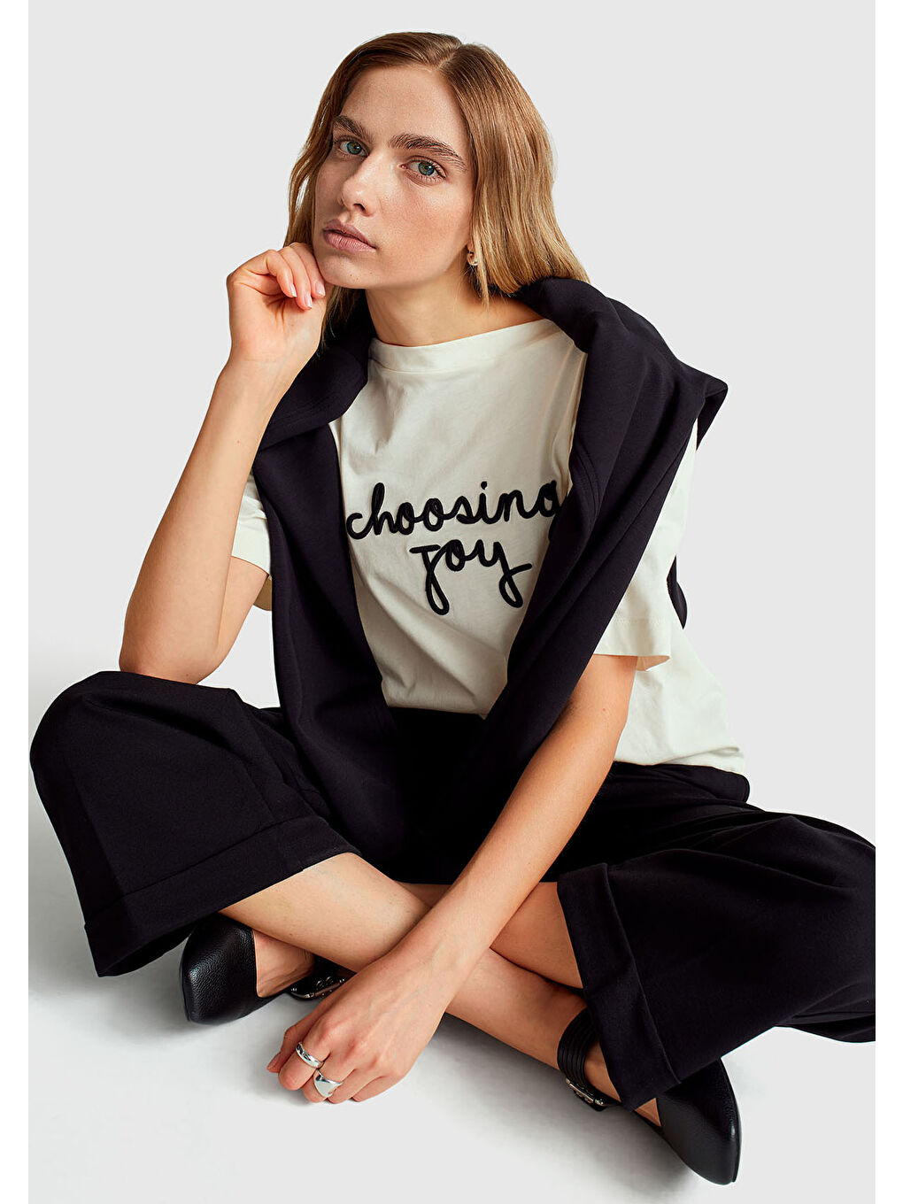 Ekru Kadın Krem %100 Pamuk Önü Yazı İşlemeli Kayık Yaka T-Shirt-4