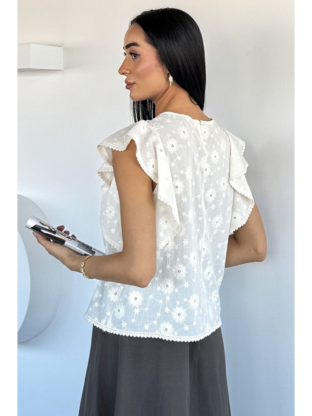 Ekru Kadın Volanlı Kol Papatyalı Bluz-3