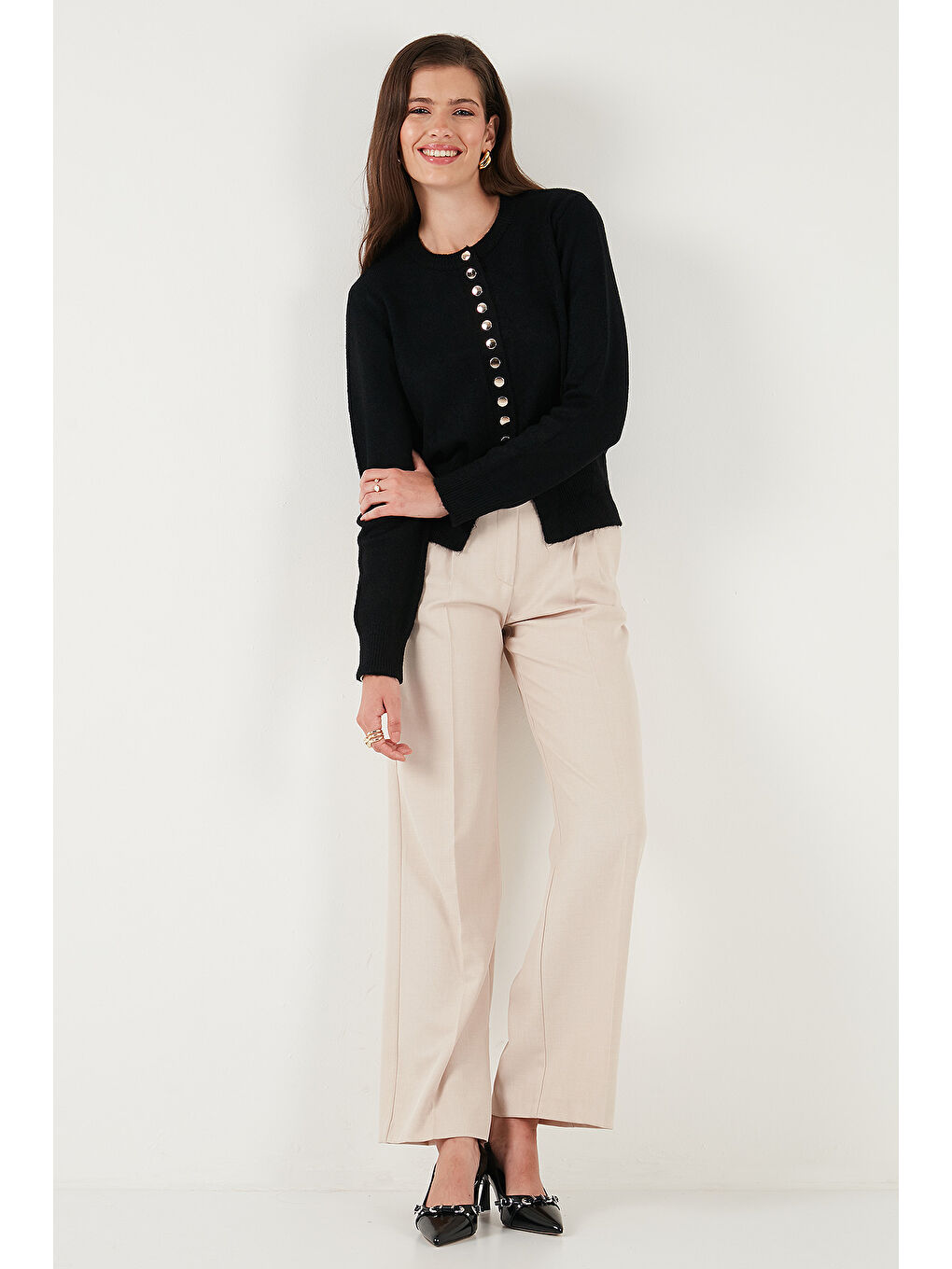 Siyah Premium Comfort Fit Yuvarlak Yaka Crop Triko Hırka 680HI00164-2