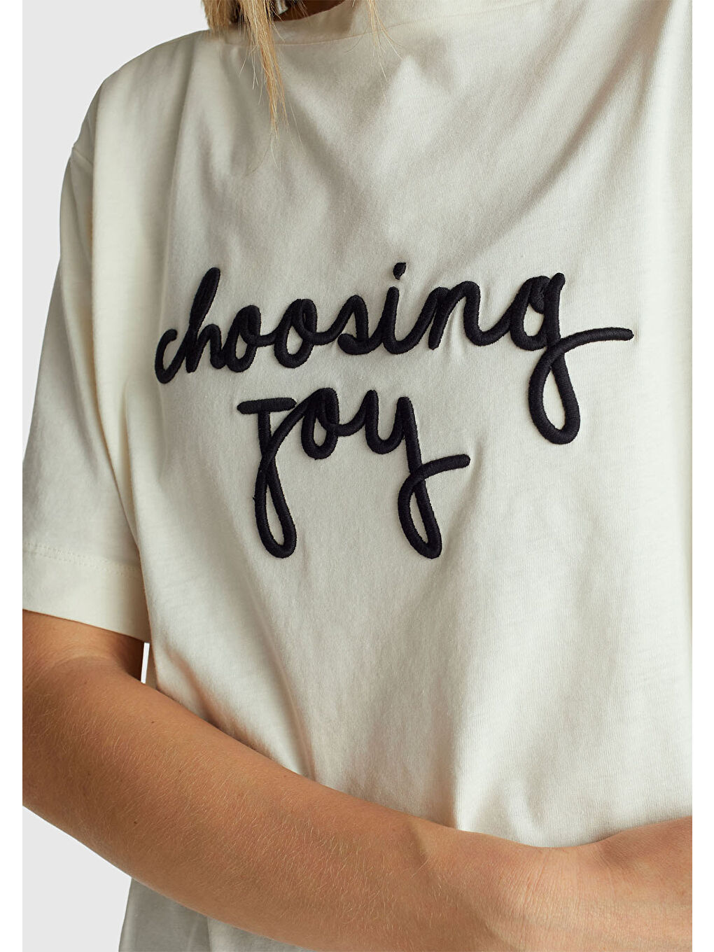 Ekru Kadın Krem %100 Pamuk Önü Yazı İşlemeli Kayık Yaka T-Shirt-5
