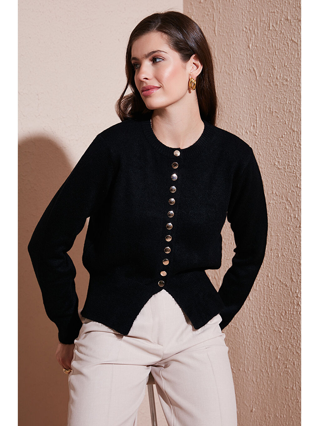 Siyah Premium Comfort Fit Yuvarlak Yaka Crop Triko Hırka 680HI00164-3