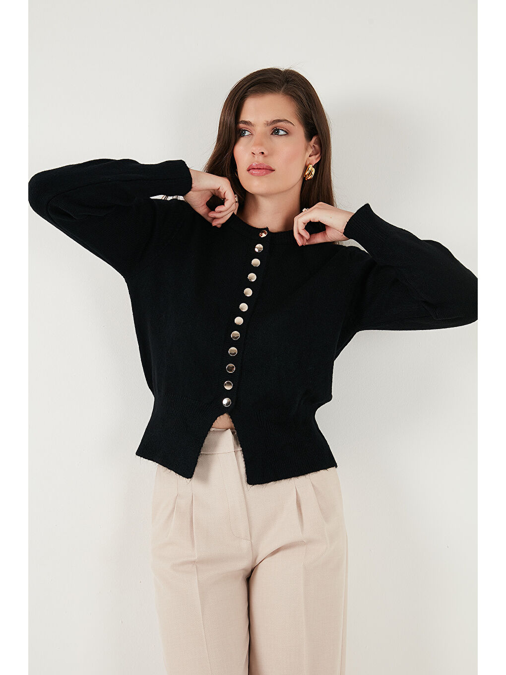 Siyah Premium Comfort Fit Yuvarlak Yaka Crop Triko Hırka 680HI00164-4