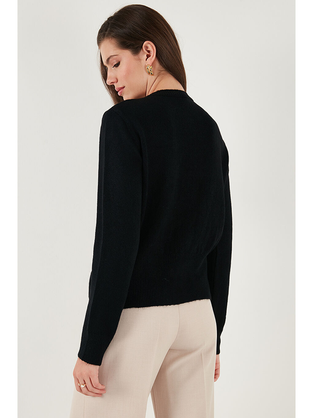 Siyah Premium Comfort Fit Yuvarlak Yaka Crop Triko Hırka 680HI00164-5