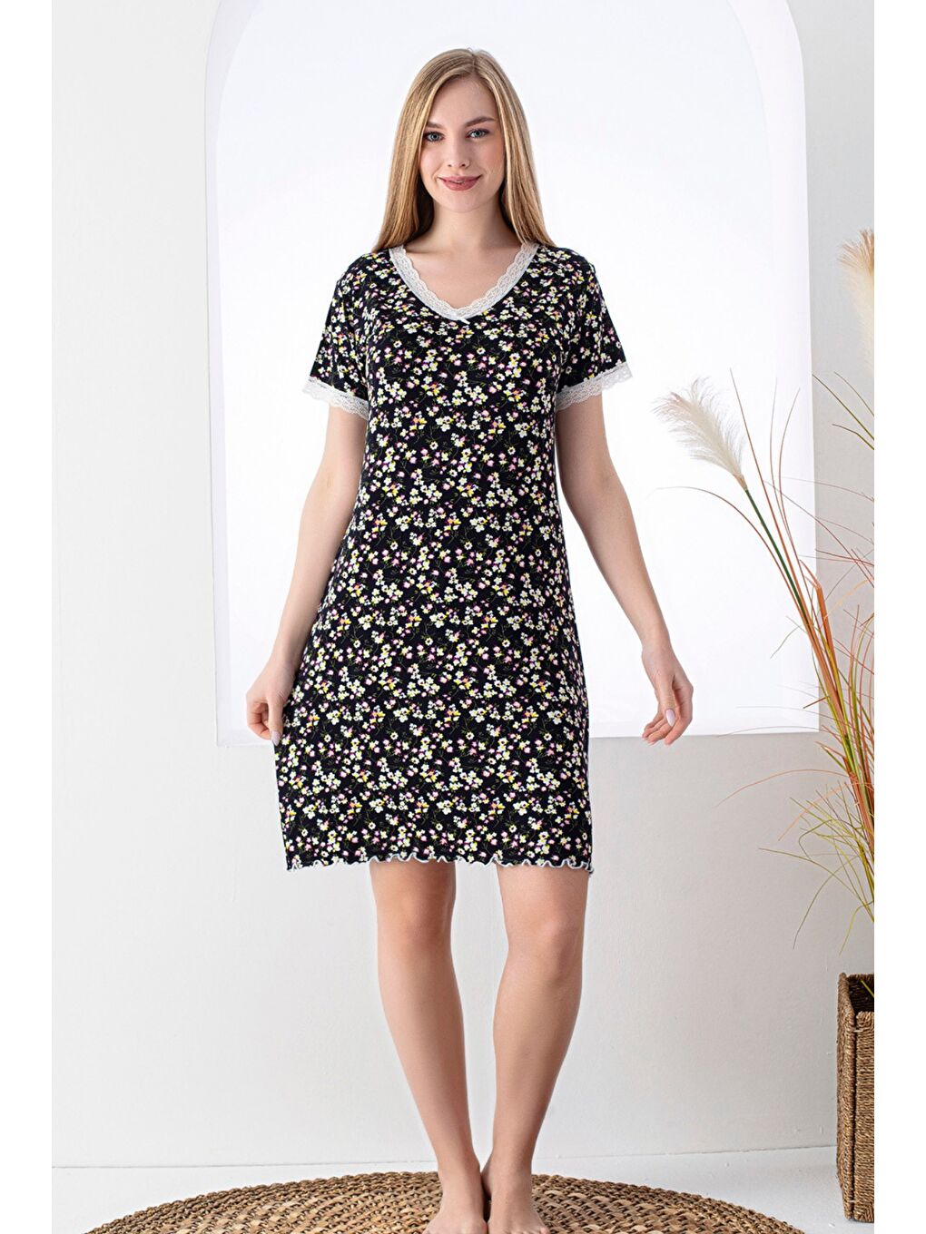 Siyah Çiçek Desenli Elastanlı Dantelli Kısa Kollu Kadın Gecelik