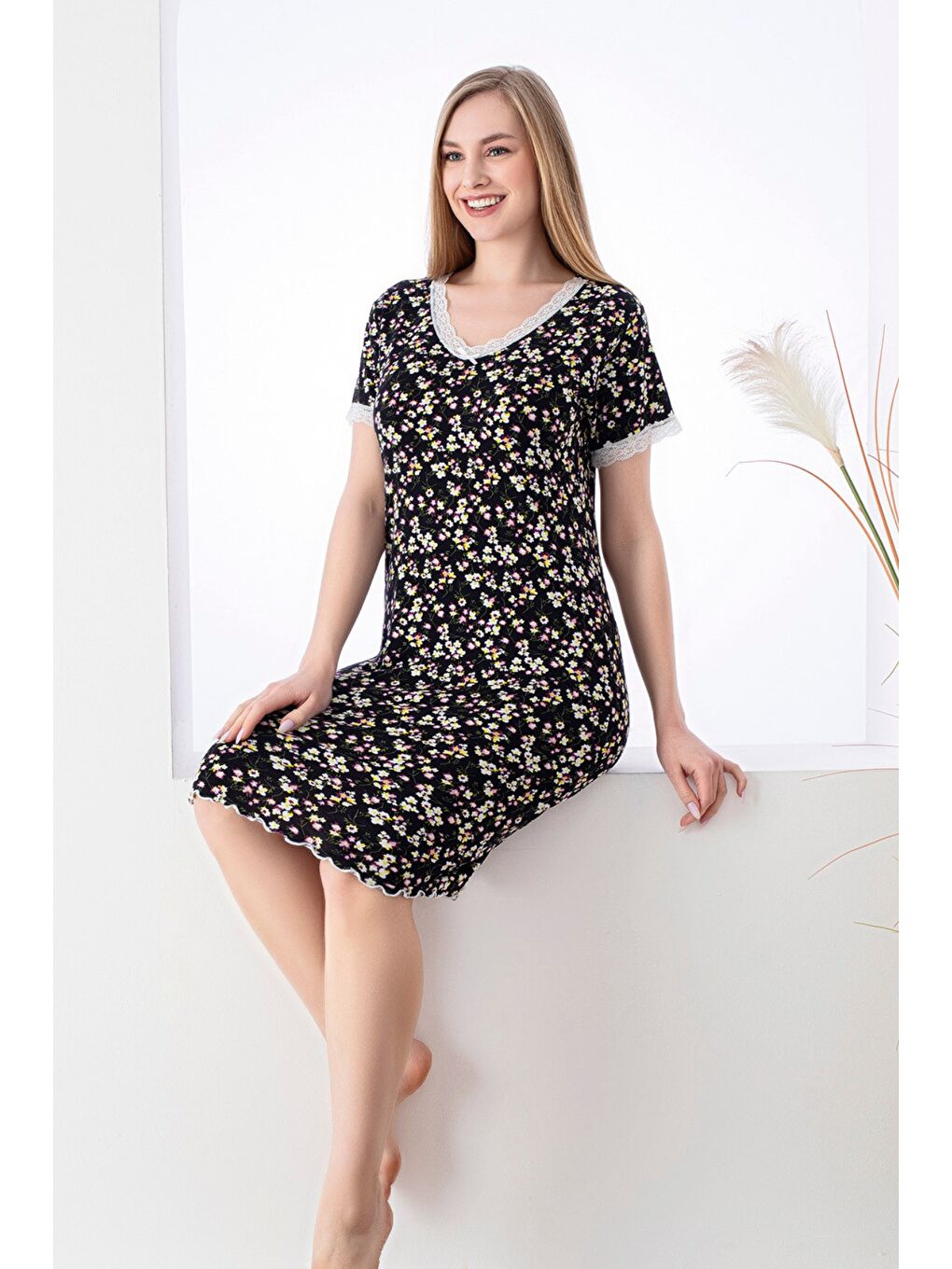 Siyah Çiçek Desenli Elastanlı Dantelli Kısa Kollu Kadın Gecelik-1