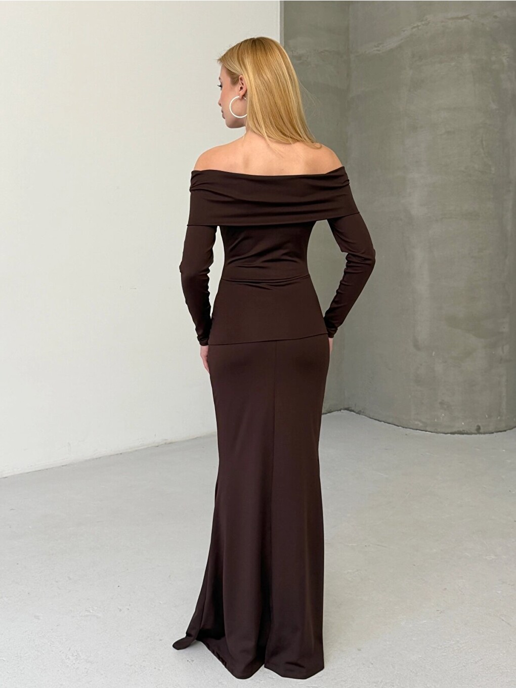 Kahverengi Modal Kumaş Elastanlı Çiçek Aksesuarlı Maxi Boy Elbise Kahve-3