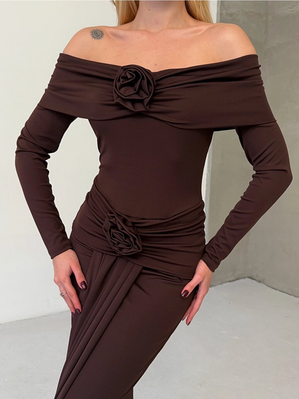 Kahverengi Modal Kumaş Elastanlı Çiçek Aksesuarlı Maxi Boy Elbise Kahve-4