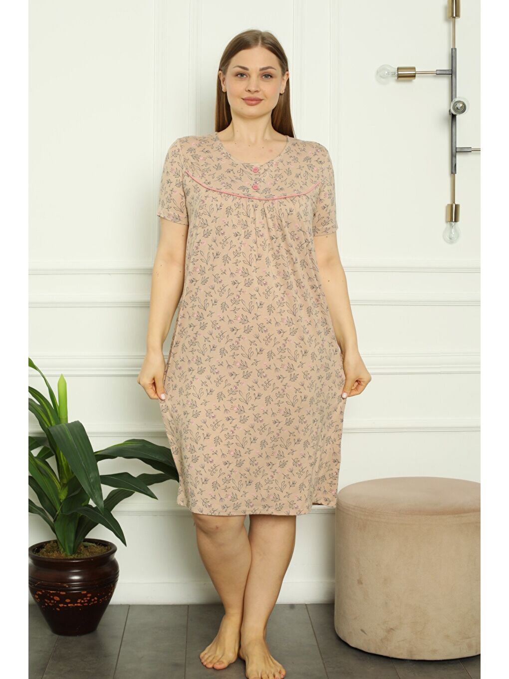 Bej Desenli Düğmeli Biyeli Elastanlı Kısa Kollu Büyük Beden Gecelik