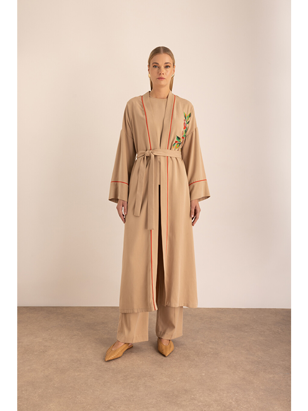 Bej Kontrast Biyeli Nakış Detaylı Kuşaklı Lyocell Kimono