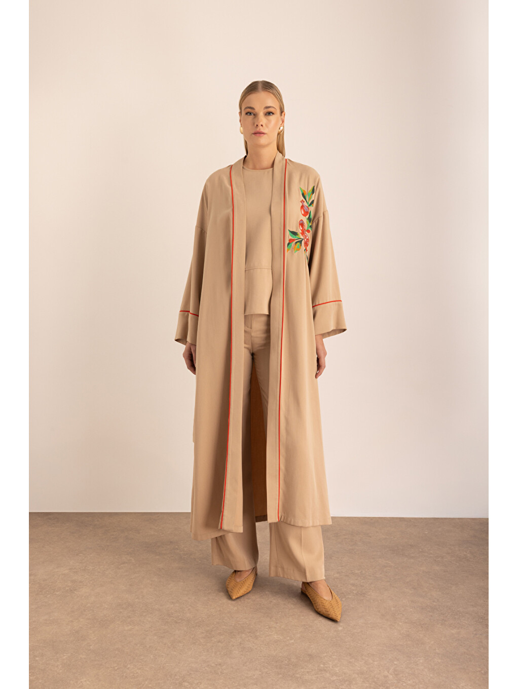 Bej Kontrast Biyeli Nakış Detaylı Kuşaklı Lyocell Kimono-1