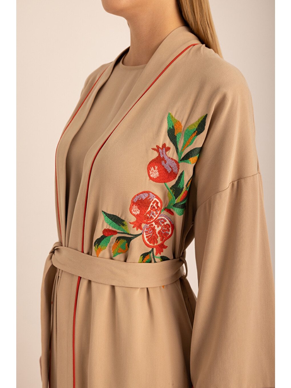 Bej Kontrast Biyeli Nakış Detaylı Kuşaklı Lyocell Kimono-2