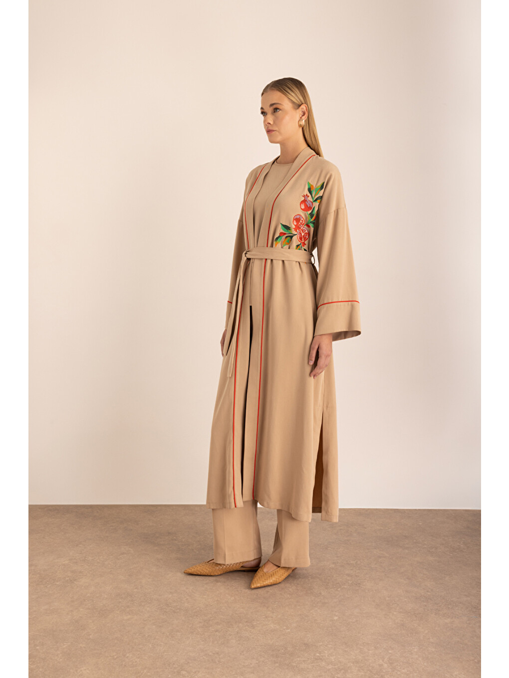 Bej Kontrast Biyeli Nakış Detaylı Kuşaklı Lyocell Kimono-3
