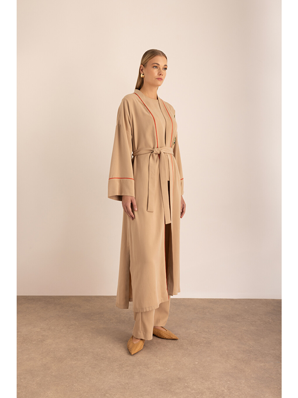 Bej Kontrast Biyeli Nakış Detaylı Kuşaklı Lyocell Kimono-4