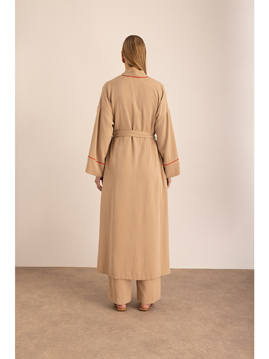 Bej Kontrast Biyeli Nakış Detaylı Kuşaklı Lyocell Kimono-5
