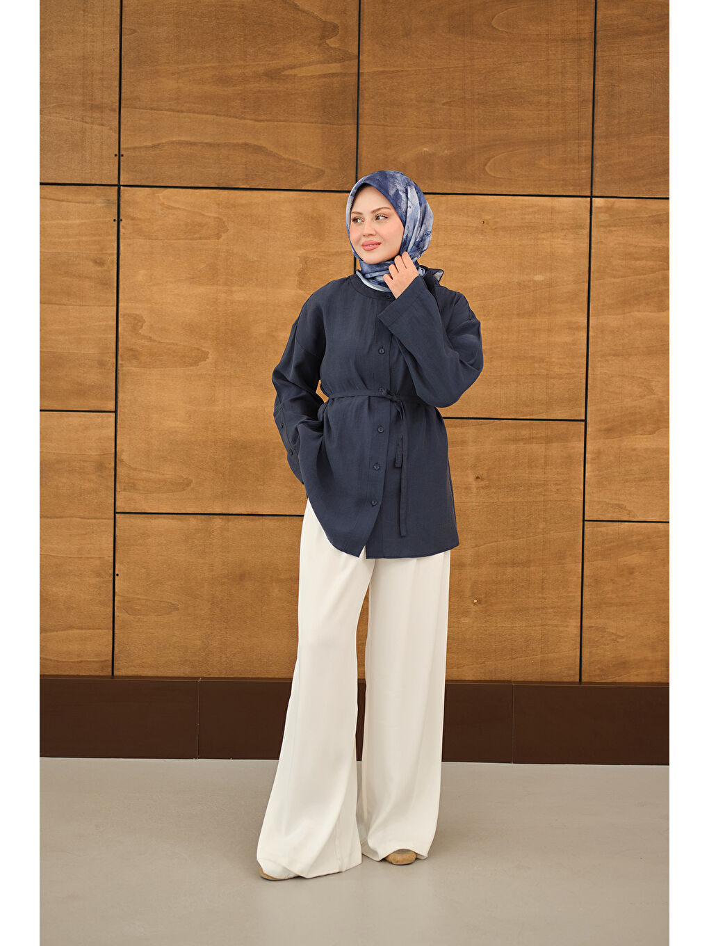 Kadın Kolları Düğme Detay Bisiklet Yaka Gömlek Lacivert-1