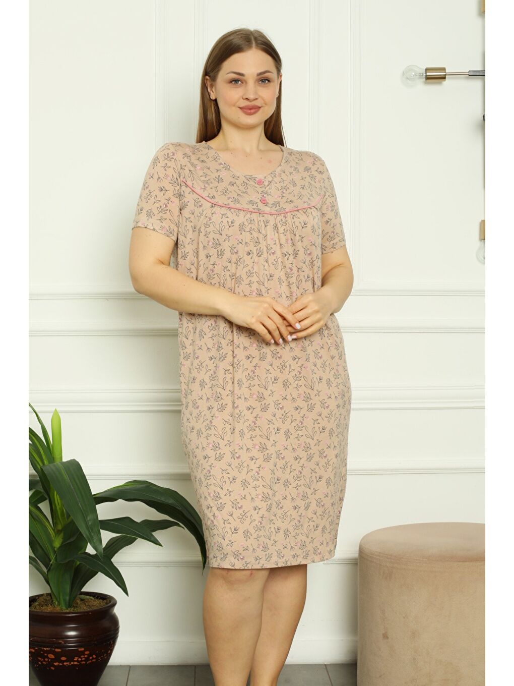 Bej Desenli Düğmeli Biyeli Elastanlı Kısa Kollu Büyük Beden Gecelik-1