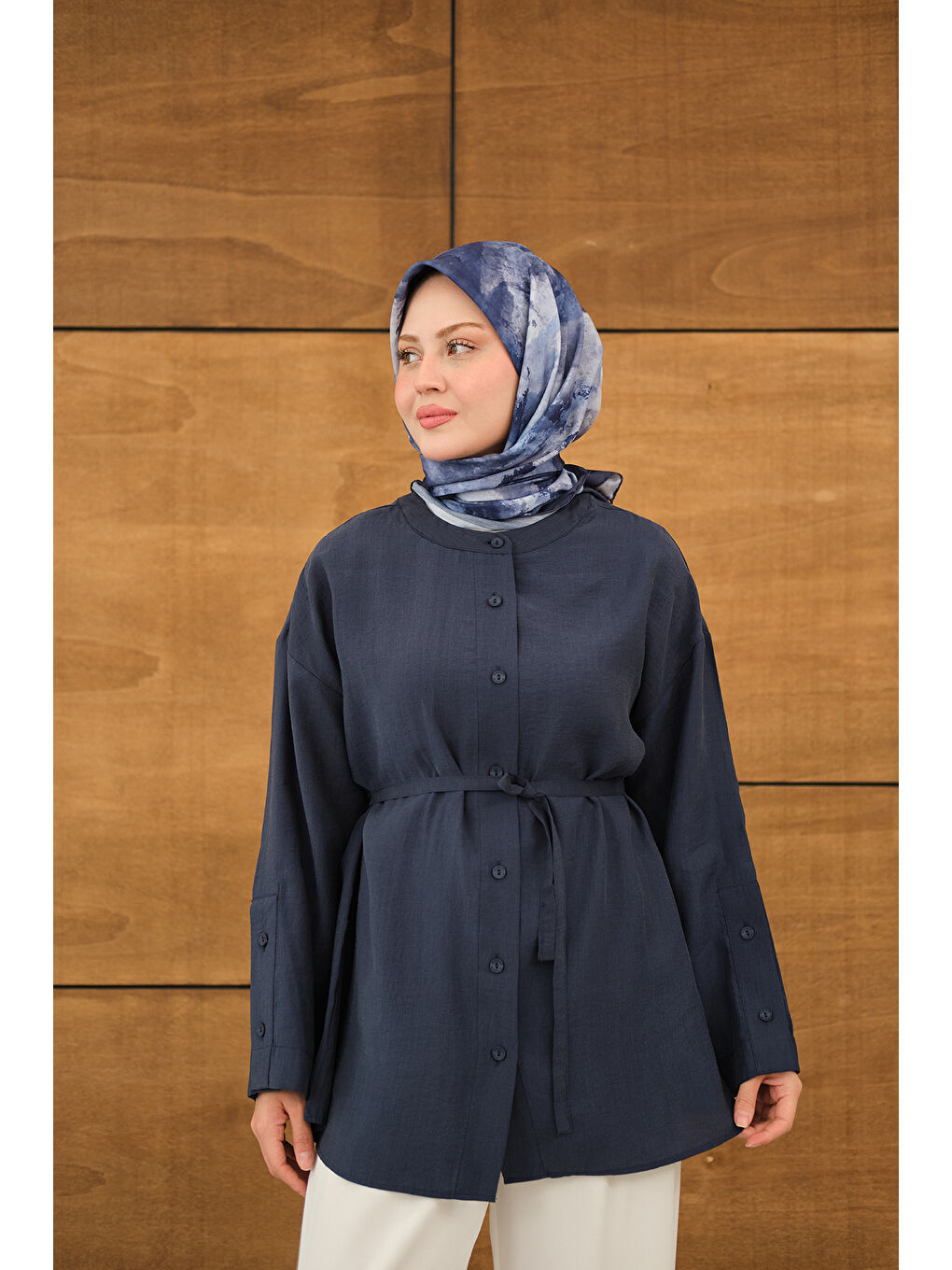 Kadın Kolları Düğme Detay Bisiklet Yaka Gömlek Lacivert-2