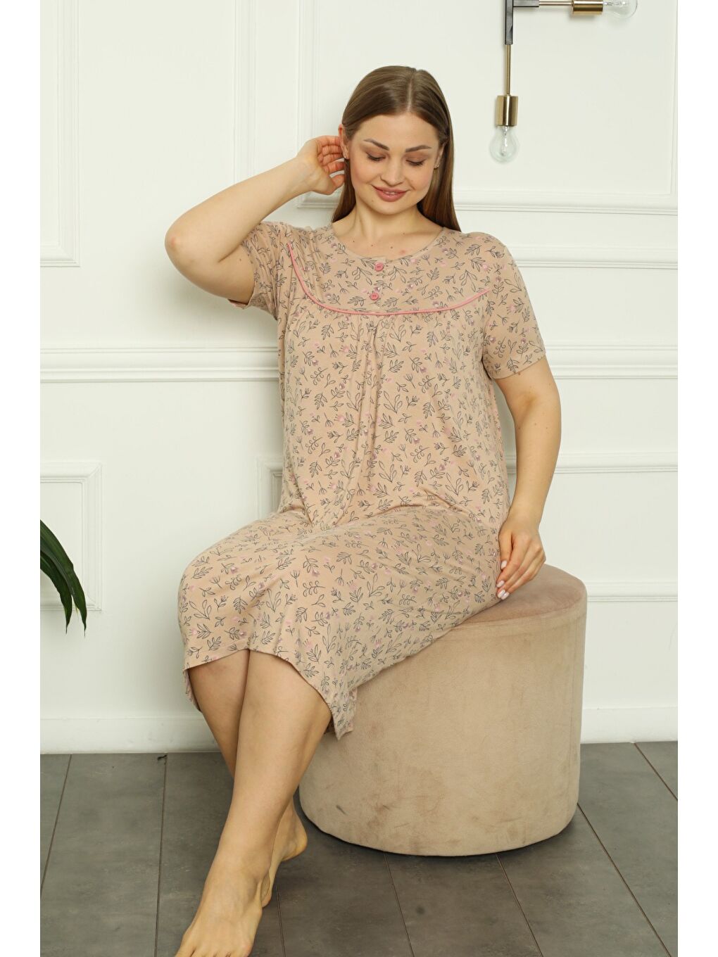 Bej Desenli Düğmeli Biyeli Elastanlı Kısa Kollu Büyük Beden Gecelik-2