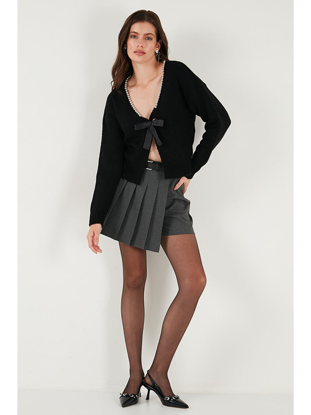 Siyah Premium Boncuk ve Fiyonk Detaylı Regular Fit V Yaka Triko Hırka 680HI00180-2