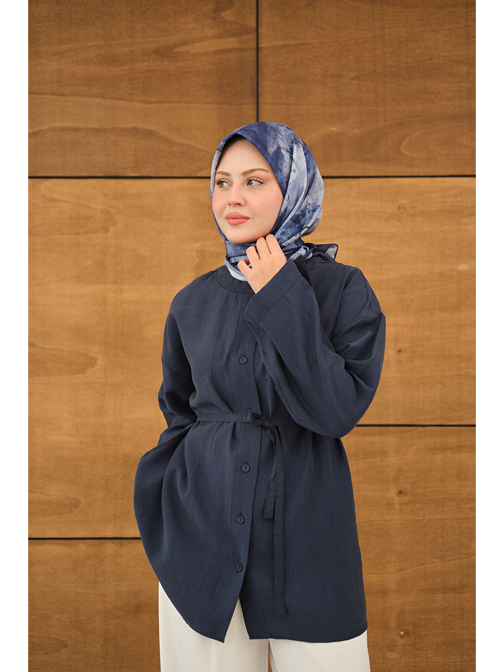 Kadın Kolları Düğme Detay Bisiklet Yaka Gömlek Lacivert-3