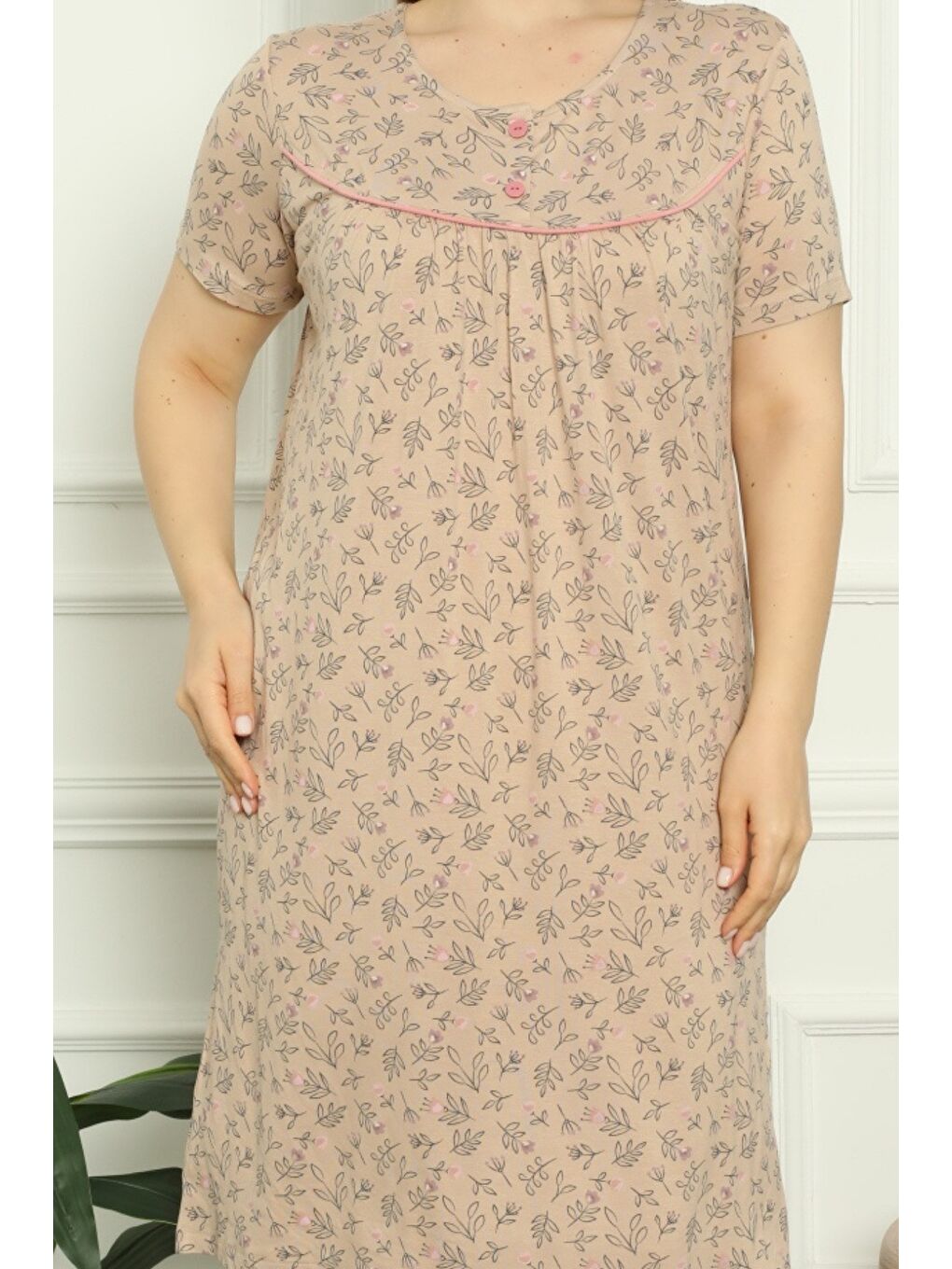 Bej Desenli Düğmeli Biyeli Elastanlı Kısa Kollu Büyük Beden Gecelik-3