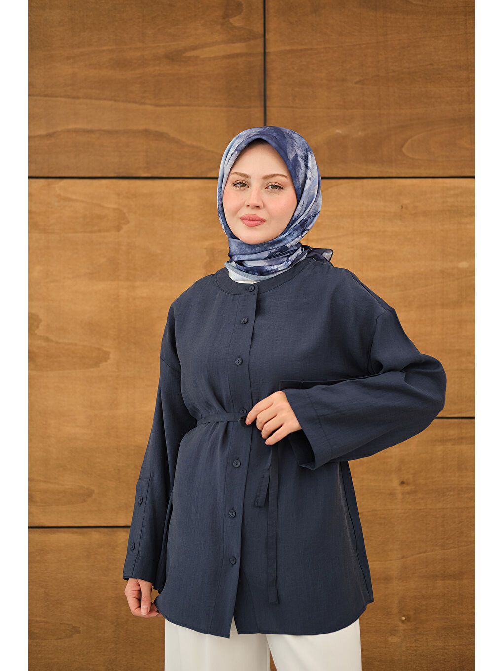 Kadın Kolları Düğme Detay Bisiklet Yaka Gömlek Lacivert-4