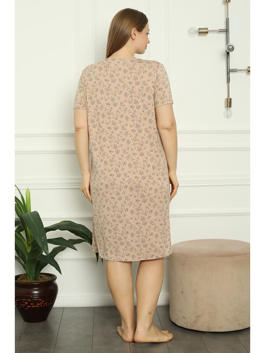 Bej Desenli Düğmeli Biyeli Elastanlı Kısa Kollu Büyük Beden Gecelik-5