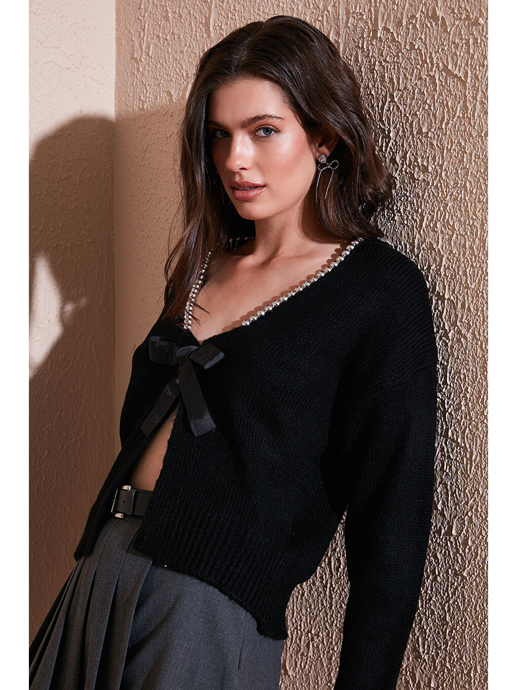 Siyah Premium Boncuk ve Fiyonk Detaylı Regular Fit V Yaka Triko Hırka 680HI00180-4