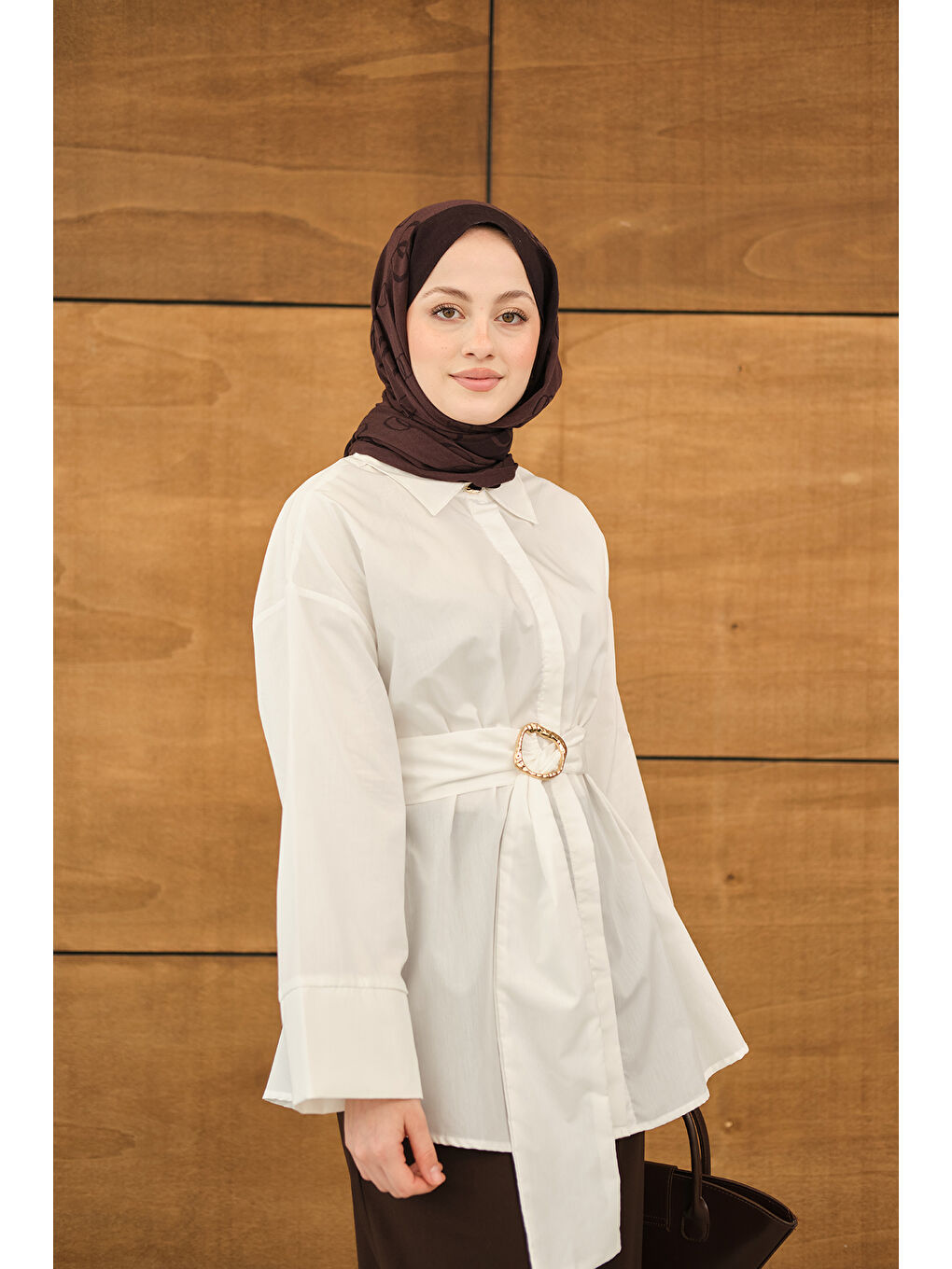 Kadın Toka Detaylı Uzun Kuşaklı Gömlek Beyaz-3