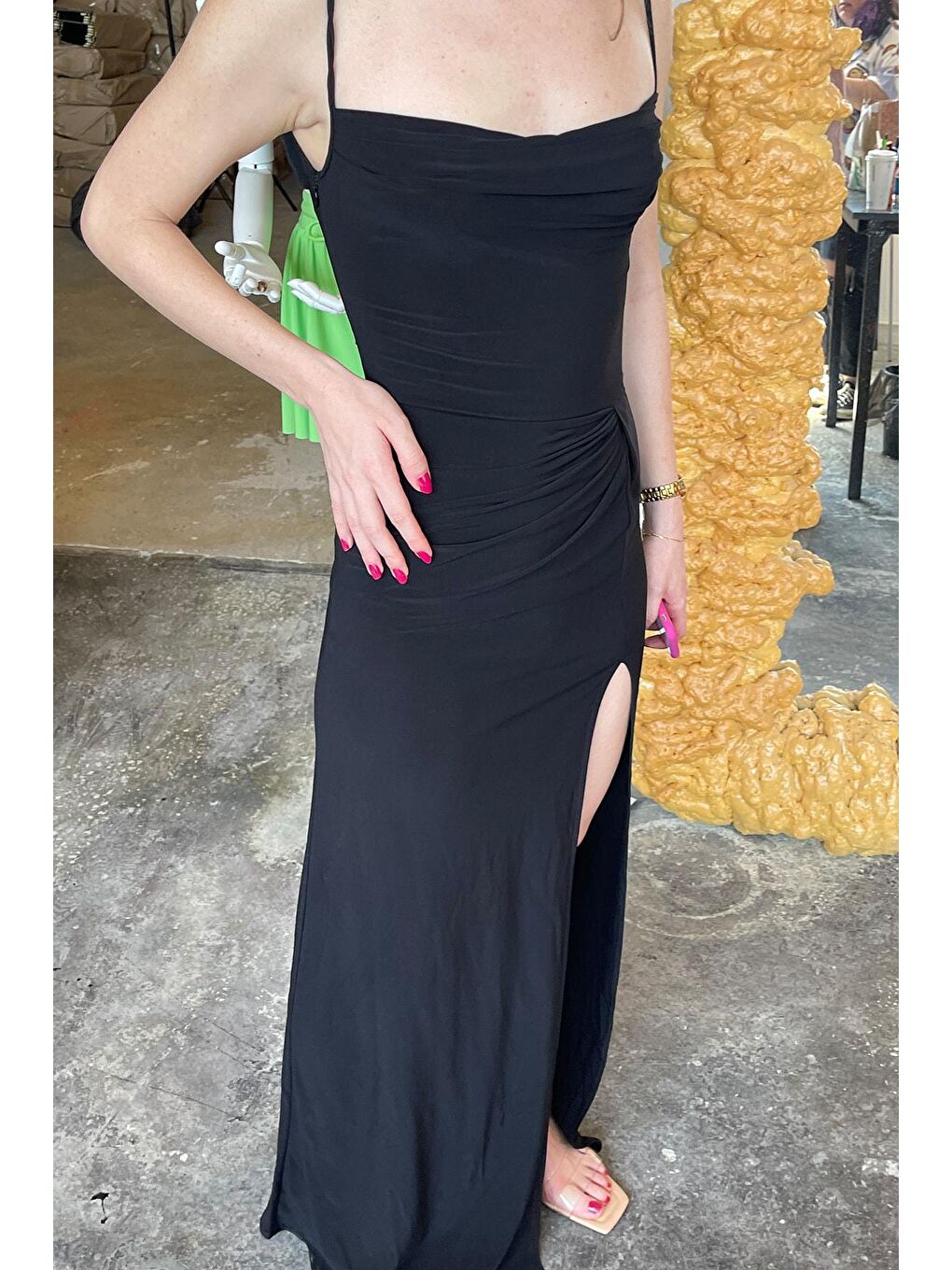 Siyah Derin Yırtmaçlı Drapeli Uzun Abiye Elbise-3