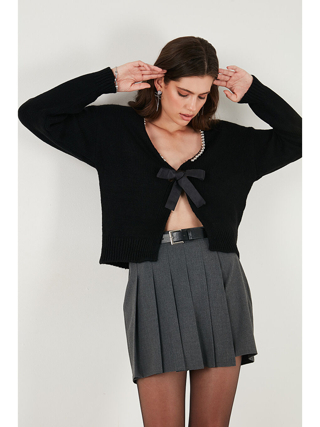 Siyah Premium Boncuk ve Fiyonk Detaylı Regular Fit V Yaka Triko Hırka 680HI00180-5